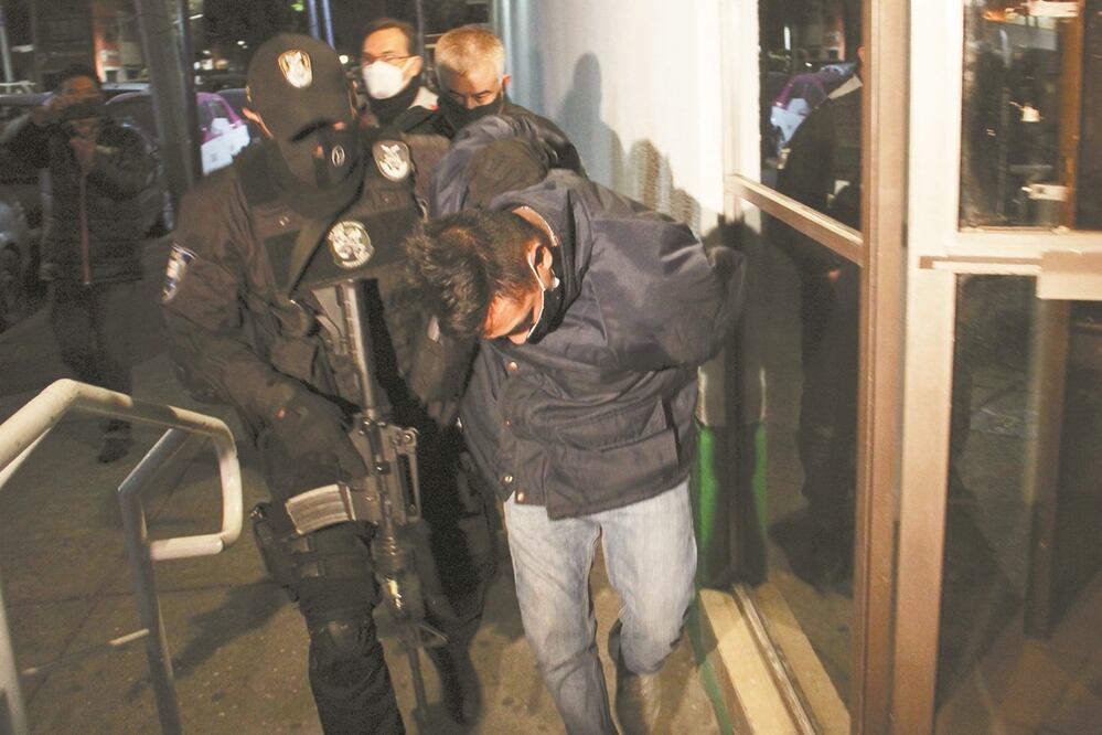 Captura. Personal de la fiscalía capitalina lo detuvo durante el operativo realizado la madrugada de este jueves. Era el encargado de cuidar el lugar. Foto: CUARTOSCURO