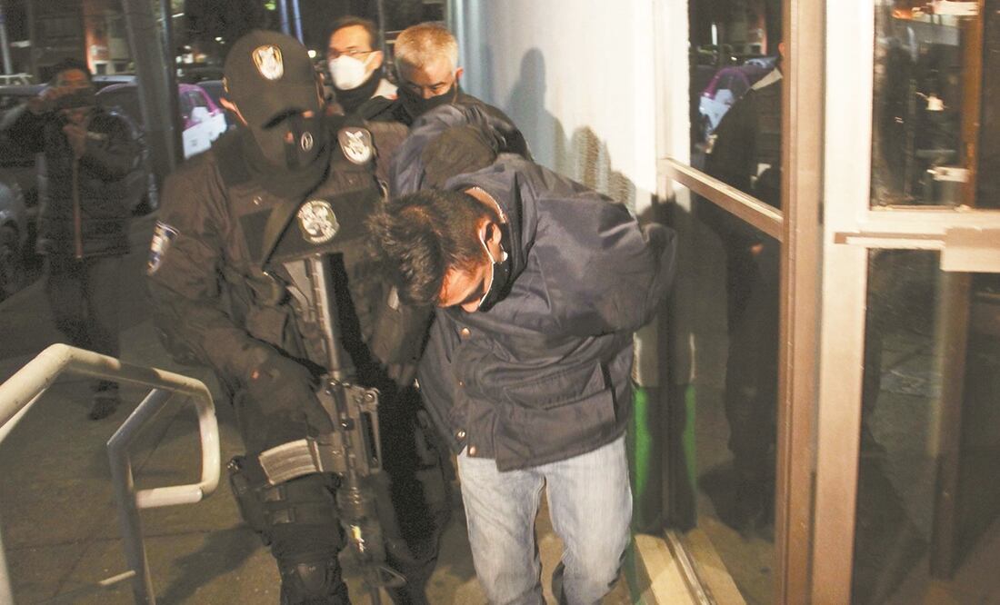 Captura. Personal de la fiscalía capitalina lo detuvo durante el operativo realizado la madrugada de este jueves. Era el encargado de cuidar el lugar. Foto: CUARTOSCURO