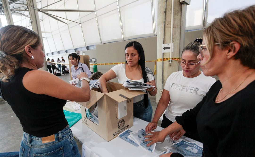 Personas cuentan votos durante la jornada electoral este domingo en Medellín (Colombia). Los colegios electorales de Colombia cerraron después de ocho horas de votación para elegir al presidente que sucederá a Gustavo Petro. Foto: EFE