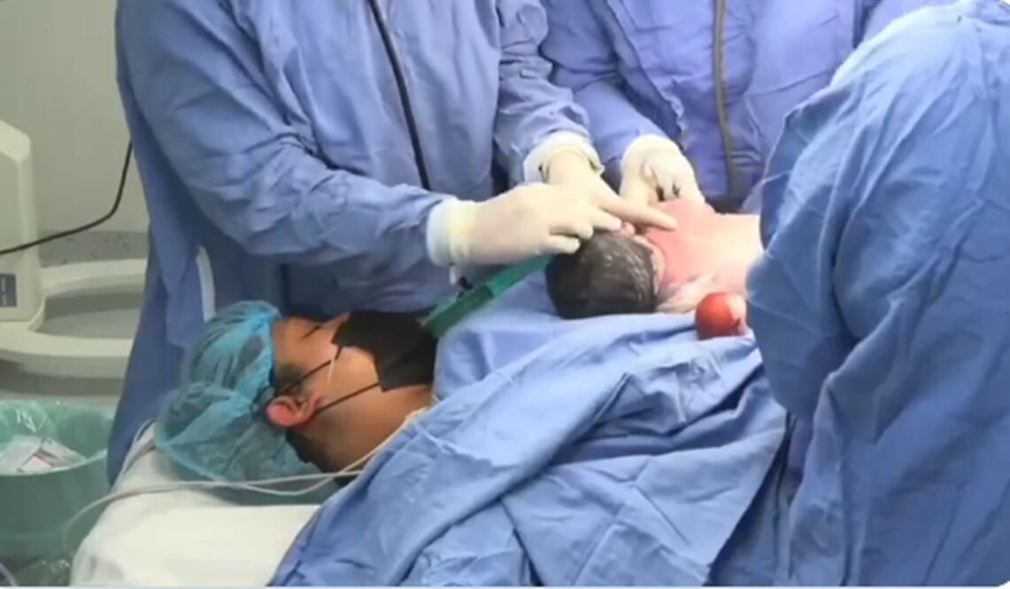 La señora Karen Denisse Tobías, madre del menor, manifestó sentirse “emocionada, tranquila, un poco nerviosa y confiada en que los médicos harán lo necesario para que mi hijo pueda nacer en buenas condiciones, cuidándolo a él y a mí”. Foto: Especial