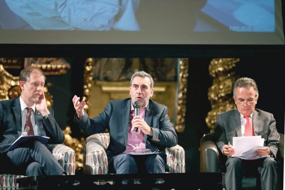 Edison Lanza, relator especial para la Libertad de Expresión de la CIDH (centro), urgió a retirar de las legislaciones estatales el delito de calumnia (LUCÍA GODÍNEZ. EL UNIVERSAL)