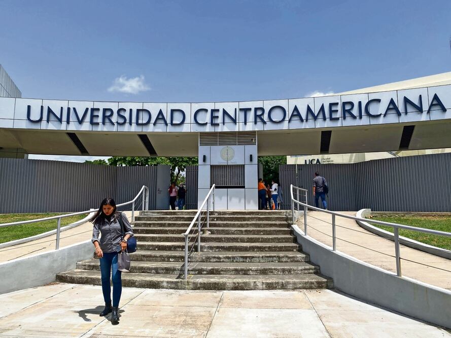 Una joven sale de la Universidad Centroamericana, en Managua, el miércoles pasado. Foto: AFP