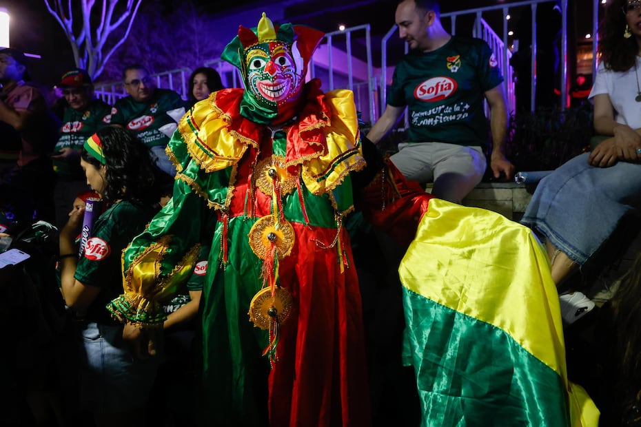 Decenas de bolivianos se reunieron afuera del hotel donde se concentra la Selección de fútbol de Bolivia - Foto: Diego Simón Sánchez/EL UNIVERSAL