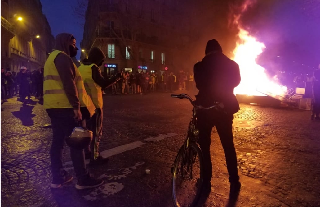 Las protestas de los “chalecos amarillos” en Francia dejaron un millar de arrestos y más de un centenar de heridos, además de destrozos, informó el gobierno francés. 