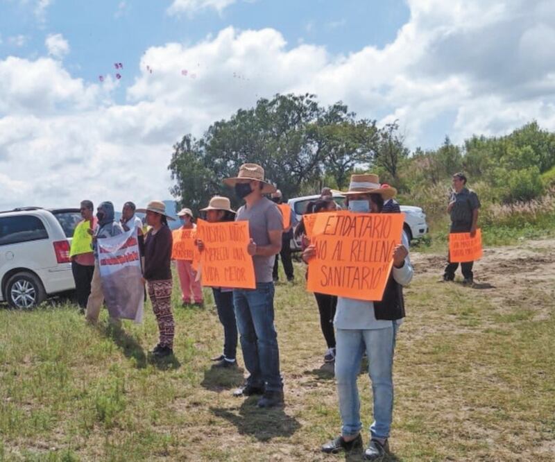 Los vecinos se manifestaron con carteles en la barranca. ESPECIAL