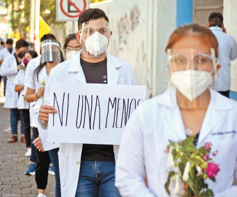 Médicos, estudiantes de la Unach, activistas y colectivos feministas marcharon el viernes para exigir el esclarecimiento de la muerte de Mariana. Foto: JACOB GARCÍA. EL UNIVERSAL
