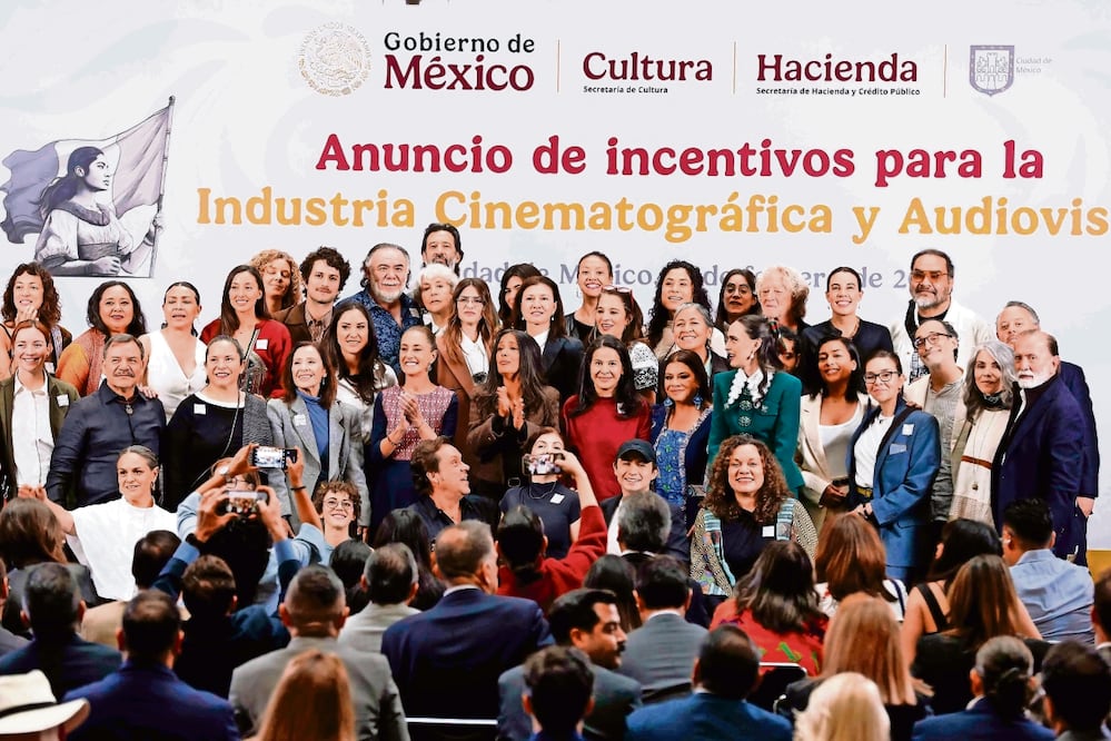 Salma Hayek y la comunidad cinematográfica, junto a Claudia Sheinbaum, durante el anuncio de la iniciativa en febrero pasado. Foto: Archivo/ EL UNIVERSAL