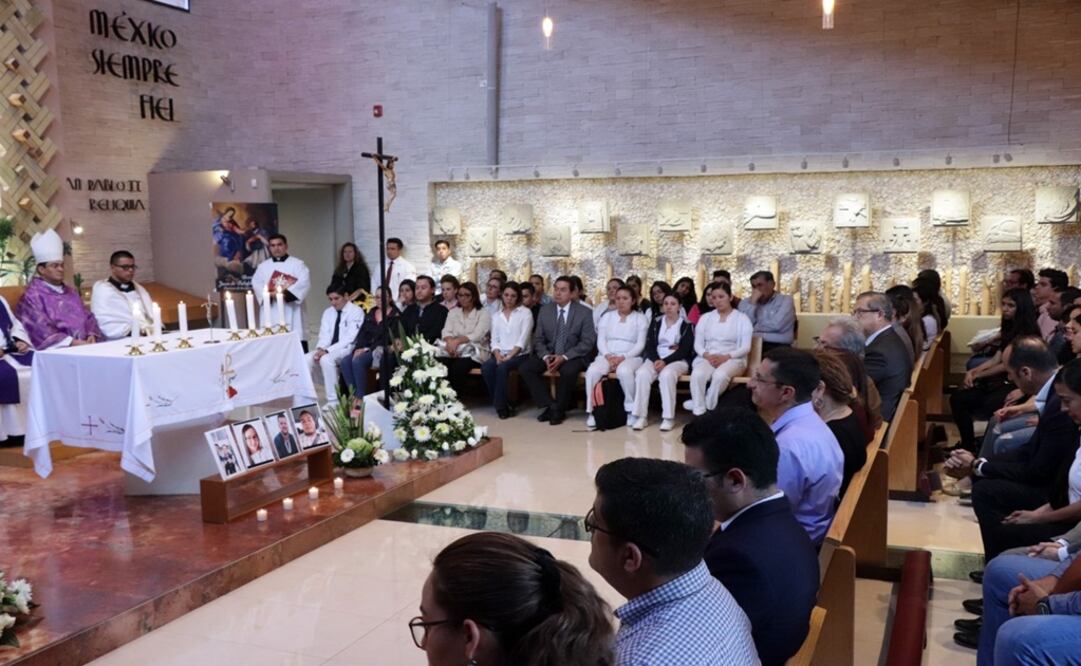 Foto: Especial / Padres de estudiantes colombianos, participaron en misa religiosa en homenaje a las víctimas del multihomicidio