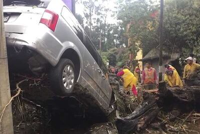 Tratan de "desenterrar" autos en Xochimilco tras lluvia