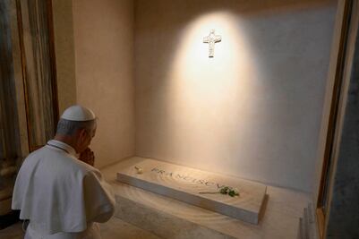 VIDEO: El papa León XIV visita la tumba de Francisco en la Basílica Santa María la Mayor de Roma