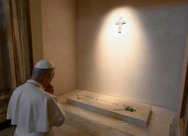 VIDEO: El papa León XIV visita la tumba de Francisco en la Basílica Santa María la Mayor de Roma