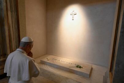 VIDEO: El papa León XIV visita la tumba de Francisco en la Basílica Santa María la Mayor de Roma