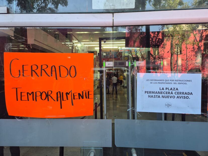 "Les informamos que por instrucciones de los propietarios del edificio la plaza permanecerá cerrada hasta nuevo aviso", señala uno de los letreros colocados en la entrada. (Foto: Jorge Alejandro Medellín/ EL UNIVERSAL)