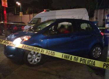 Hallan cadáver de un hombre dentro de auto en la colonia Benito Juárez