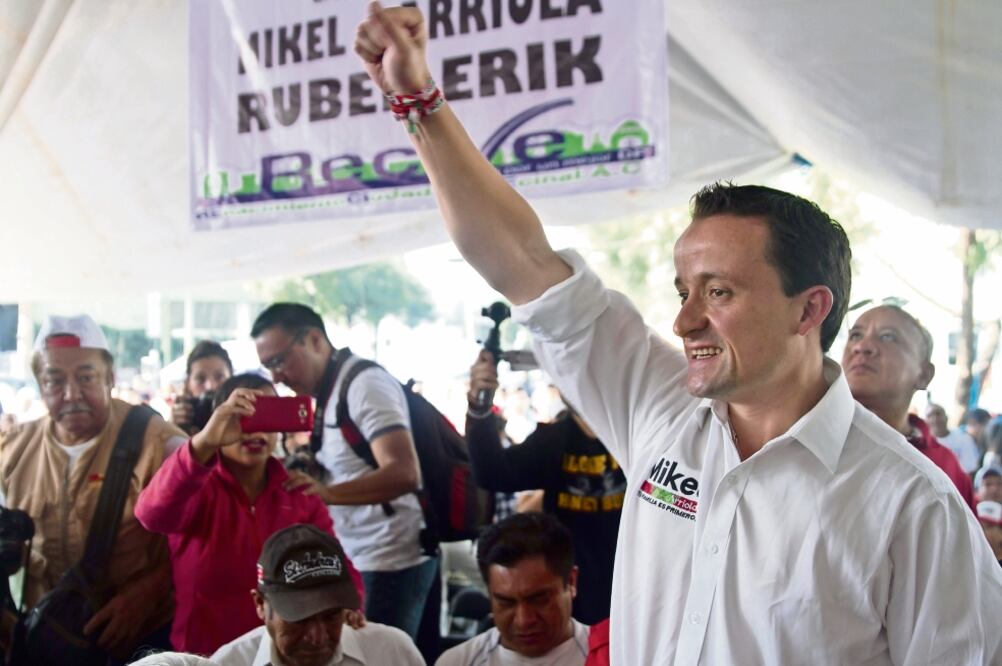 Compromiso. Mikel Arriola promete a los ambulantes que pondrá una oficina especial para atenderlos sin intermediarios.