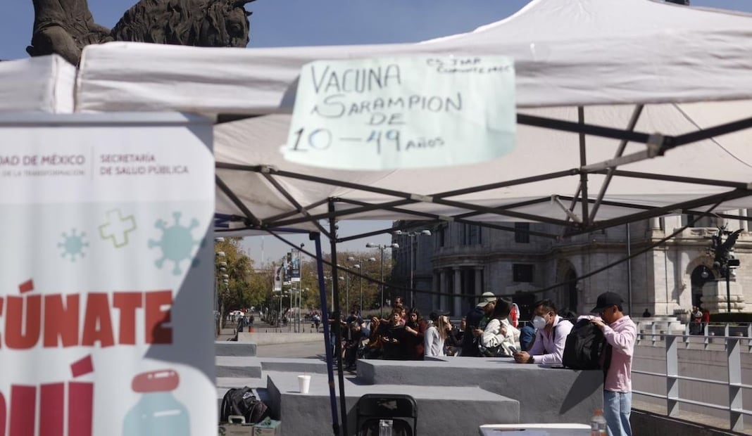 Testimonios del simulacro sísmico 2026 en CDMX; ciudadanos no abandonan fila de vacunación en Alameda Central. Foto: Diego Simón