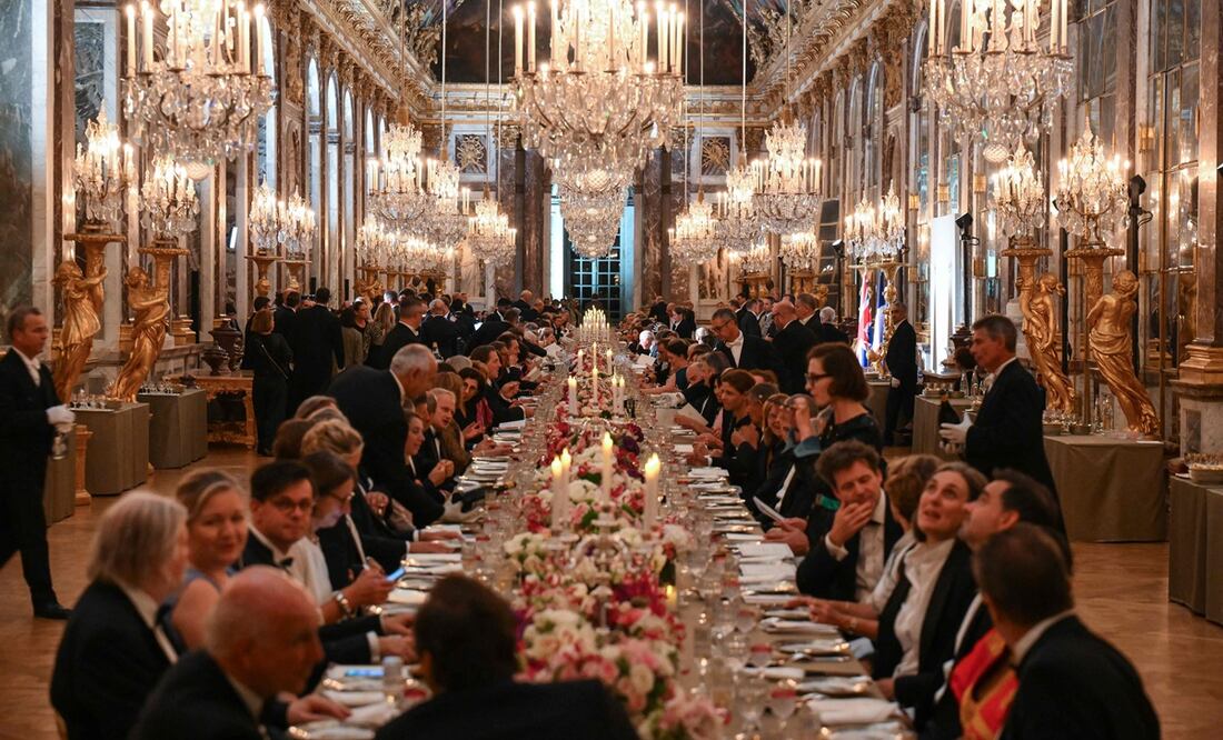 Los invitados asisten a un banquete estatal en el Palacio de Versalles, al oeste de París, el 20 de septiembre de 2023, el primer día de una visita de Estado real británica de Carlos III, a Francia. Foto: AFP