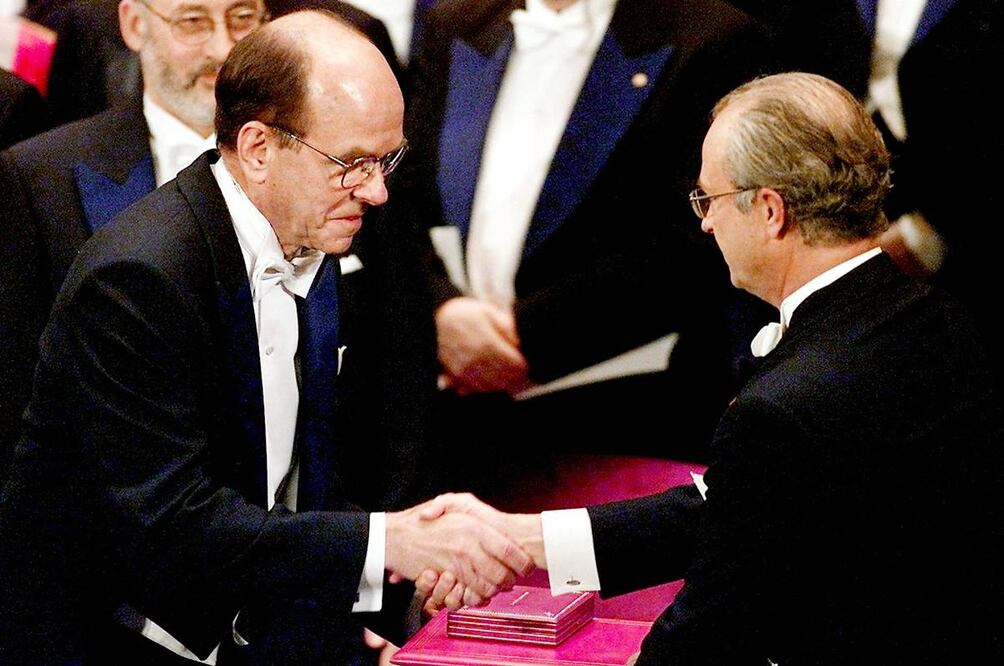 Imagen de archivo de Barry Sharpless recibiendo el Premio Nobel de Química en 2001. Foto: AFP