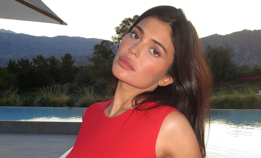 Kylie Jenner te muestra cómo llevar un vestido de encaje. Foto: Instagram @kyliejenner