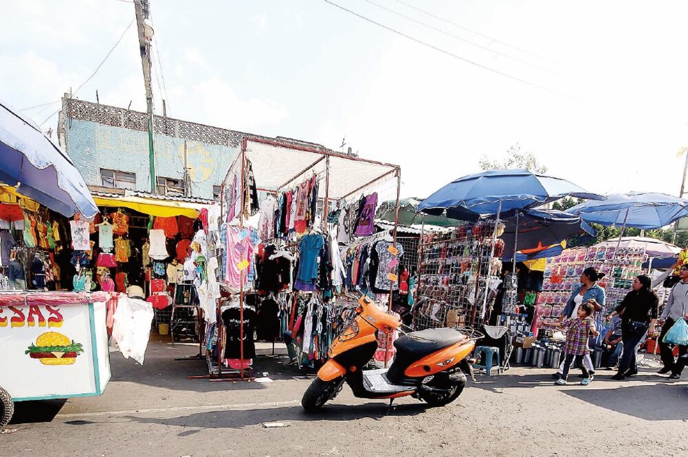 Comerciantes formales acusan que los vendedores irregulares se han adueñado de la calle, impidiendo el paso se ambulancias (ARCHIVO EL UNIVERSAL)