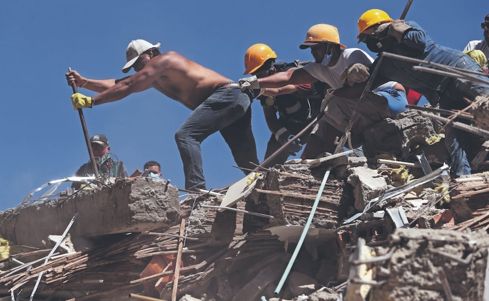 Residentes y rescatistas buscan entre los escombros tras el terremoto en Cali. Foto: Santiago Saldarriaga/ AP