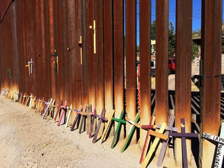 Wooden crosses, in memory of migrants who died crossing to the U.S., lean on the border fence between Mexico and the U.S. in Nogales, in Sonora state, Mexico, November 10, 2016. REUTERS/David Alire Garcia