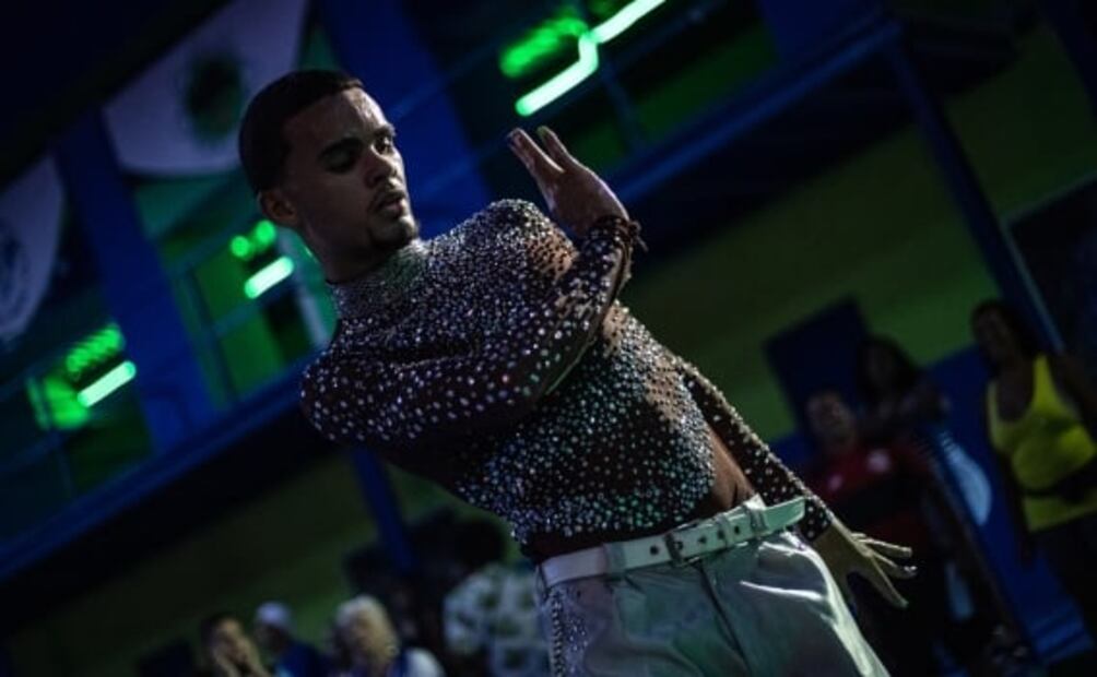 Miles de brasileños se entregan al gozo de un carnaval anticipado en Río de Janeiro