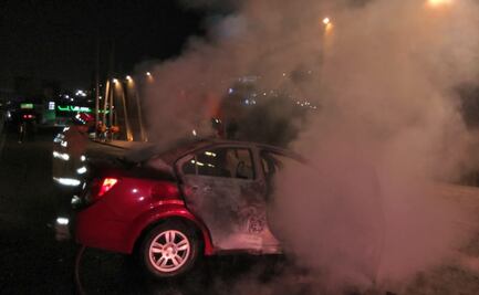 Rescatan a mujeres de auto incendiado en autopista México-Pachuca