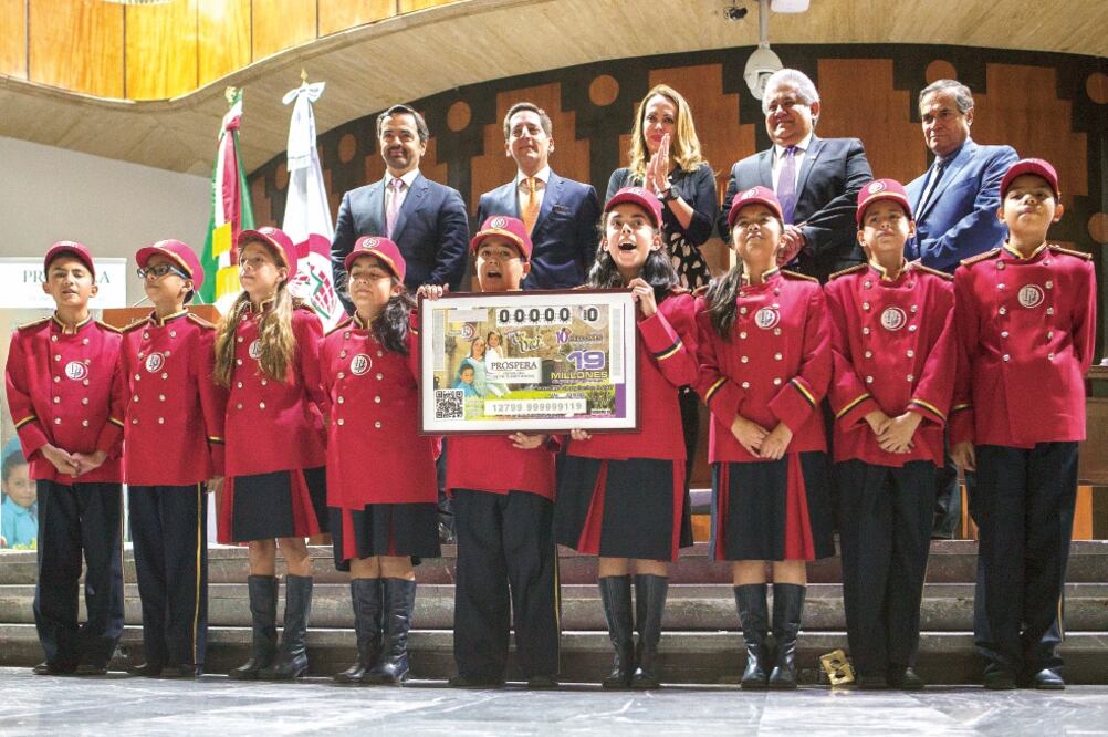 Mediante un sorteo, la Lotería Nacional celebró el 20 aniversario de los programas de transferencias monetarias condicionadas Prospera. (CAMILA MATA. EL UNIVERSAL)