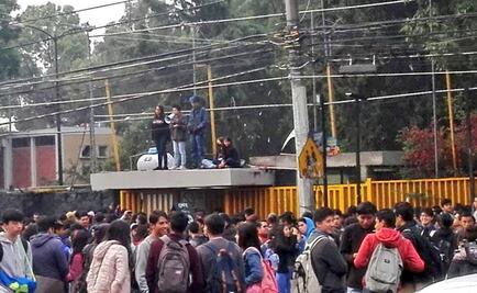 Jóvenes protestan y bloquean acceso a la Preparatoria 5
