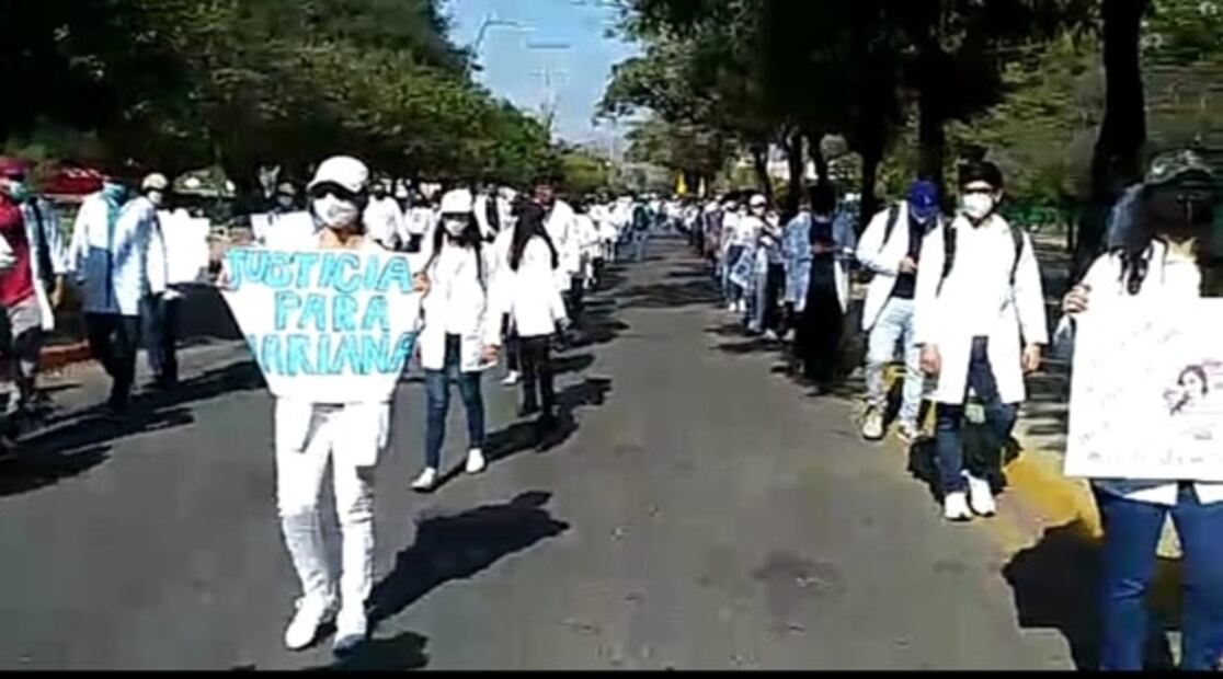 Estudiantes de Medicina en Chiapas marchan en protesta por el asesinato de Mariana