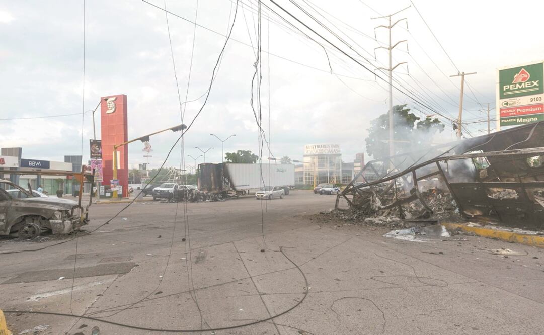 En las vialidades aún había ayer múltiples automóviles incinerados por el choque entre el Ejército y el Cártel de Sinaloa. Foto: AP