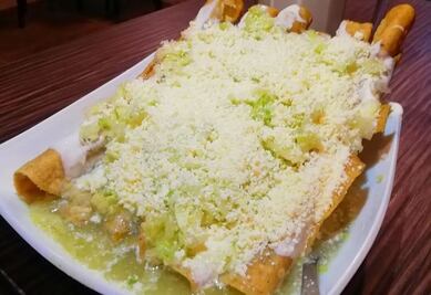 Prepara tacos ahogados en salsa verde