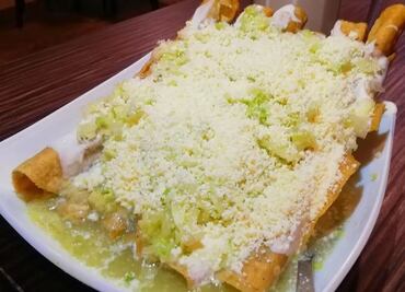 Prepara tacos ahogados en salsa verde