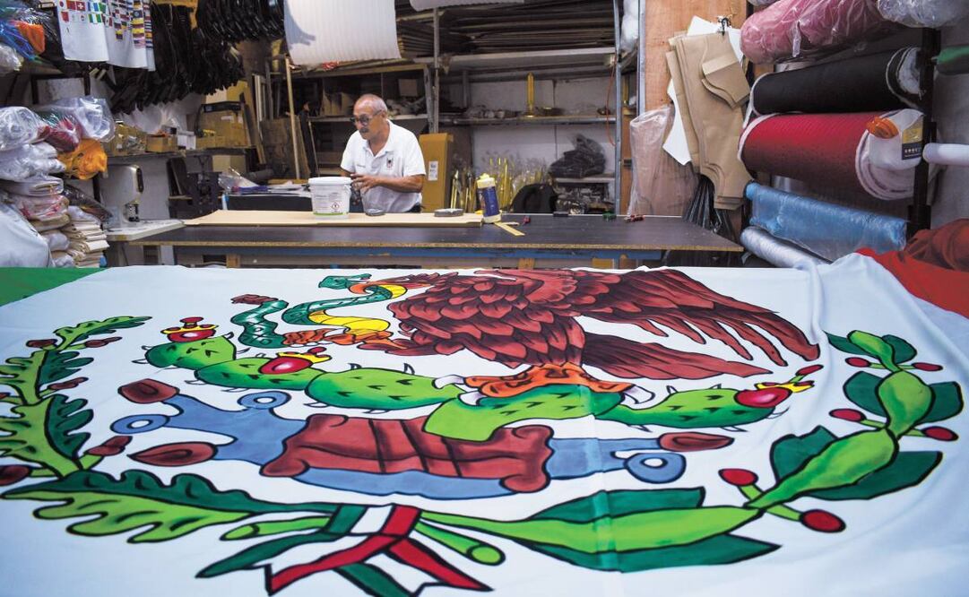 El arte de fabricar banderas. Foto: SANTIAGO CADENA. EL UNIVERSAL