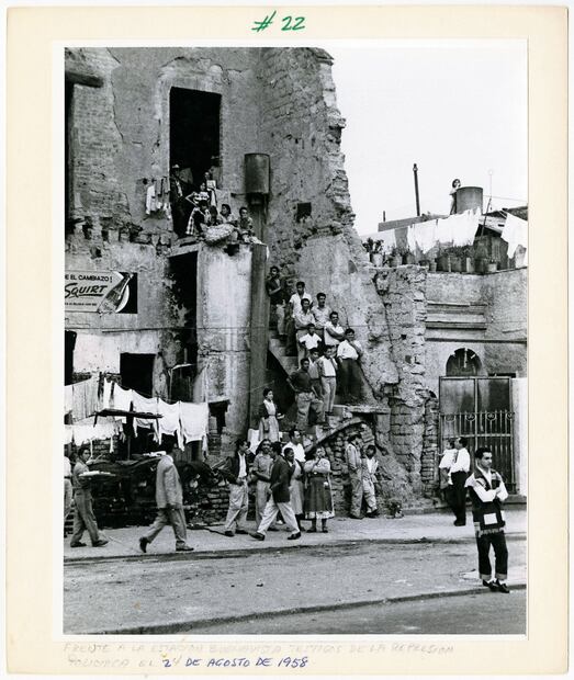 Testigos de una represión policiaca en 1958 en la estación Buenavista. Foto de Enrique Bordes Mangel. Foto: Especial