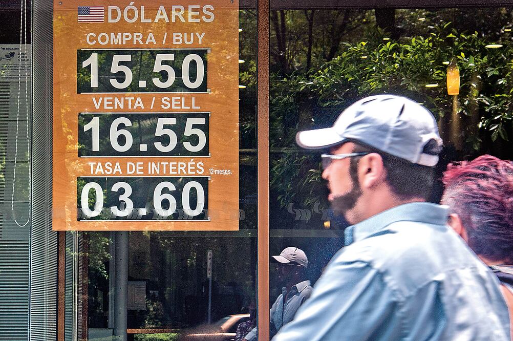 Ayer el dólar subió por tercera jornada consecutiva; en algunos bancos se situó hasta en 16.60 pesos (ESPECIAL)