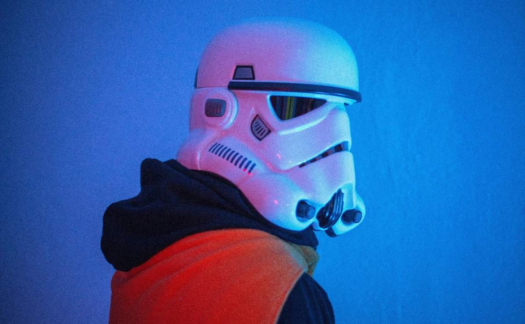 Así como los años 70 y 80 vieron nacer a los entusiastas de la ciencia, el espacio, la tecnología y la ciencia ficción; también surgió la informática moderna y la necesidad por la ciberseguridad 