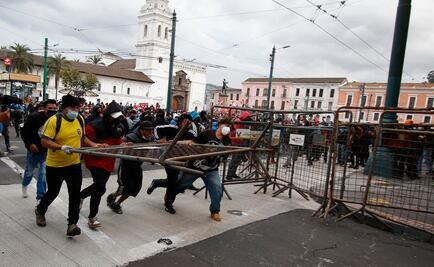 Marcha en Ecuador termina en enfretamiento entre civiles y policías; hay 37 detenidos