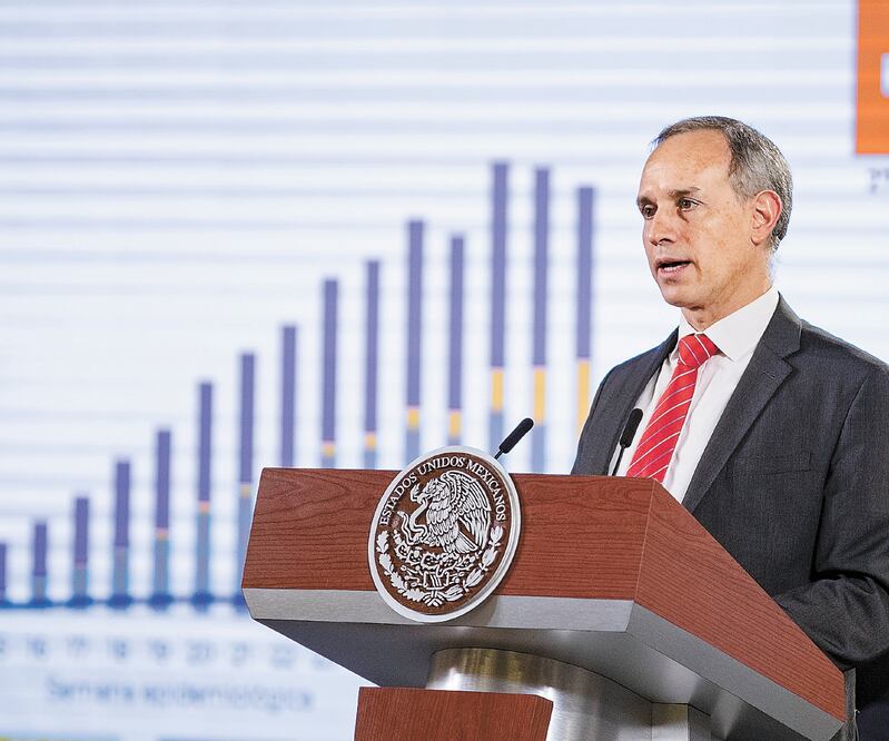 En la conferencia mañanera del presidente López Obrador, el subsecretario Hugo López-Gatell dijo que se podría hacer un video como el de la epidemia larga sobre las recomendaciones que ha hecho de usar el cubrebocas. SERGIO TAPIA. EL UNIVERSAL