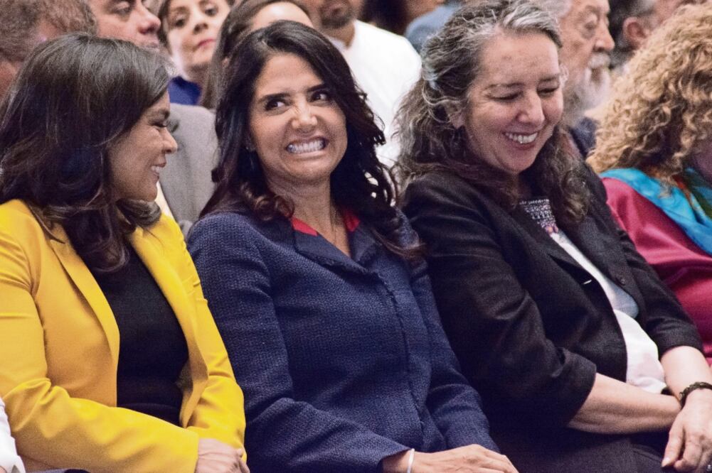La senadora y presidenta nacional del PRD, Alejandra Barrales Magdaleno (centro), afirma que el papel de su partido en 2018 será fundamental. (MARIO JASSO. CUARTOSCURO)
