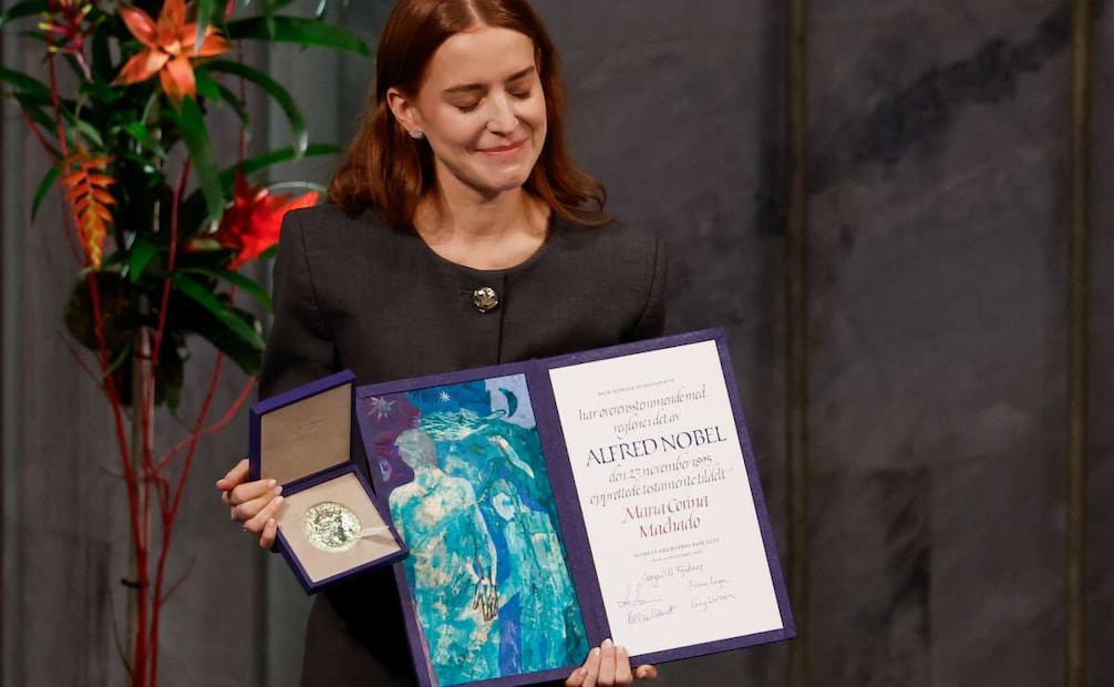 Ana Corina Sosa, hija de la líder opositora venezolana María Corina Machado, recibe el Premio Nobel de la Paz en nombre de su madre durante la ceremonia de entrega del Premio Nobel de la Paz celebrada en el Ayuntamiento de Oslo, Noruega, el 10 de diciembre de 2025. Foto: AFP
