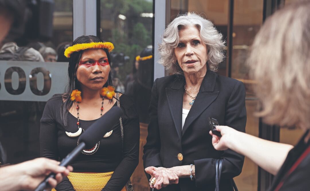 En NY, Fonda acompañó a la lideresa waorani Nenquimo, quien en 2019 frenó a las petroleras. Foto: de EFE