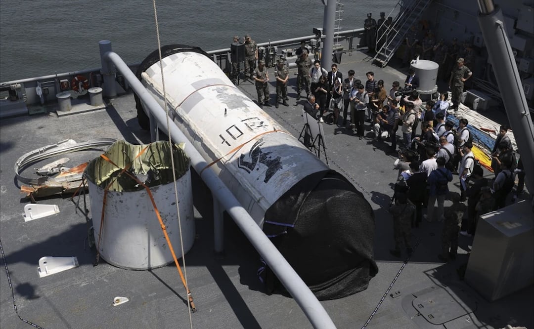 Objetos rescatados por el ejército de Corea del Sur que podrían formar parte de un vehículo de lanzamiento espacial norcoreano que se estrelló en el mar luego de un fallo en el lanzamiento. Foto: AP