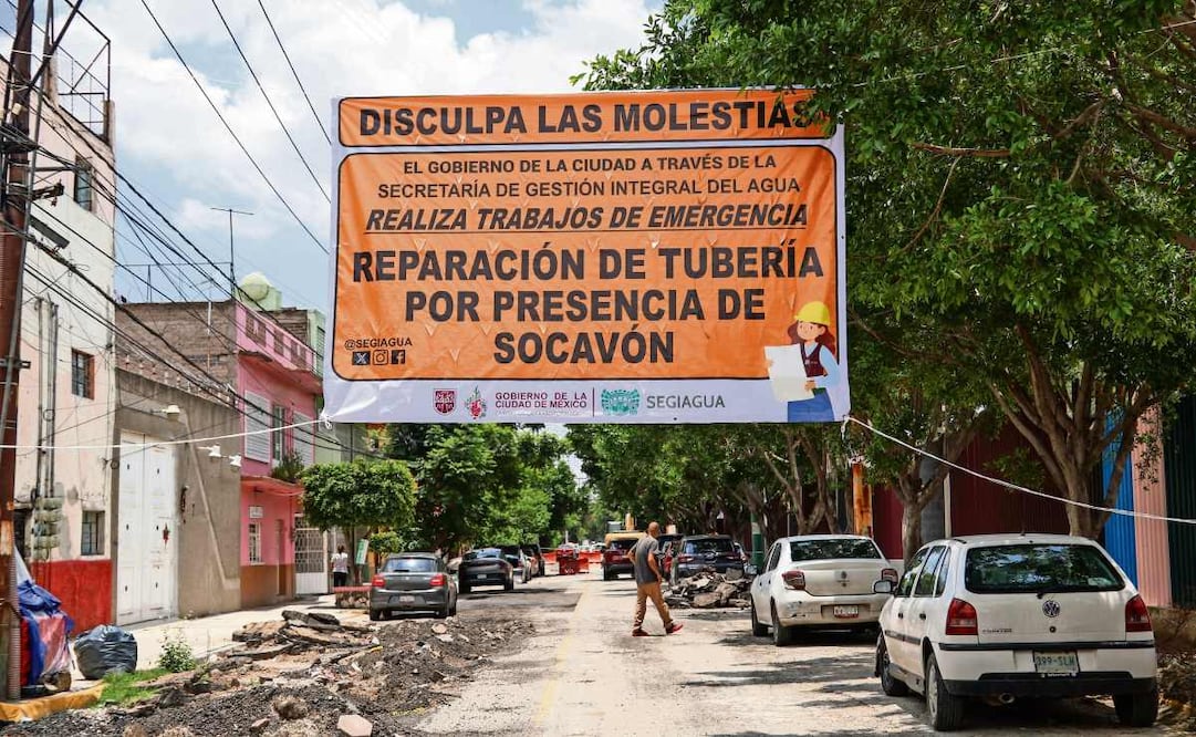 Personal de la Segiagua repara el socavón que se abrió en el deportivo Gertrudis Sánchez. Foto: Karla Guerrero/El Universal