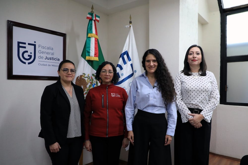 Sayuri Herrera (vestida de rojo) llega a la Secretaría de las Mujeres a cargo de Citlali Hernández. (Foto: especial)