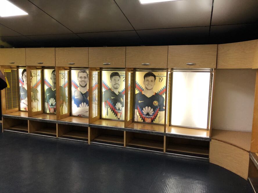 Omar Zerón/ EL UNIVERSAL. La foto del francés aún no aparece en el vestidor del Estadio Azteca.