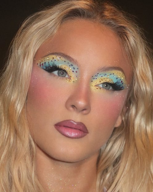Las sombras vibrantes con brillos también serán tendencia para el verano. Foto: Instagram @sophiasinot