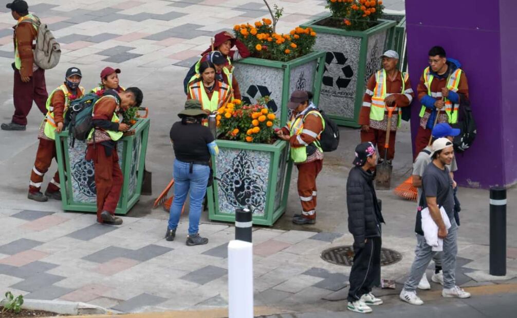 Trabajadores colocan macetas de flores de cempasúchil en los alrededores del estadio Azteca y la CETRAM Huipulco. Foto: Karla Guerrero/ El Universal