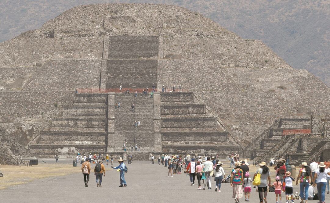 Imagen de archivo de gente caminando en la zona arqueológica de Teotihuacán. Foto: AP/Rebecca Blackwell, archivo